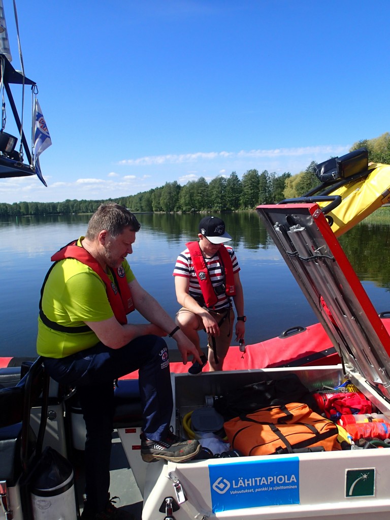 Kimmo Koivisto tarkastamassa veneen varustusta. Apupoikana hääräilee Sauli.